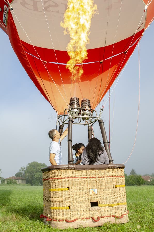 Monter en ballon d'air chaud Préparez pour décollent image stock Monter en ballon d'air chaud Préparez pour décollent image stock