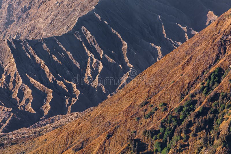 Montera den Bromo vulkan (Gunung Bromo) under soluppgång från synvinkel på monteringen Penanjakan, i East Java, Indonesien arkivbild Montera den Bromo vulkan (Gunung Bromo) under soluppgång från synvinkel på monteringen Penanjakan, i East Java, Indonesien arkivbild
