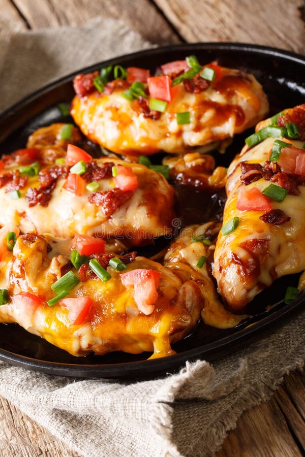 Monterey-Huhn backte mit Käse, Speck, Tomaten und Grill stockfotografie Monterey-Huhn backte mit Käse, Speck, Tomaten und Grill stockfotografie