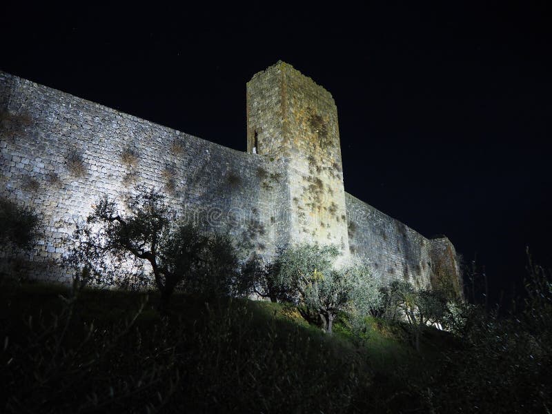 Monteriggioni Siena, Italien Nattlandskap av de yttre väggarna av byn italy tuscany arkivbilder Monteriggioni Siena, Italien Nattlandskap av de yttre väggarna av byn italy tuscany arkivbilder
