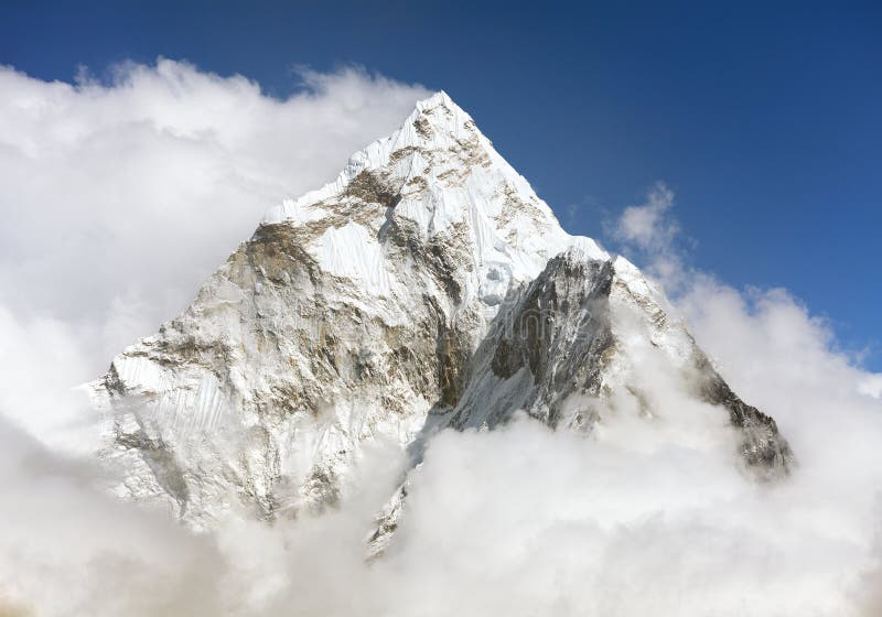 Montering Ama Dablam inom moln arkivfoto Montering Ama Dablam inom moln arkivfoto