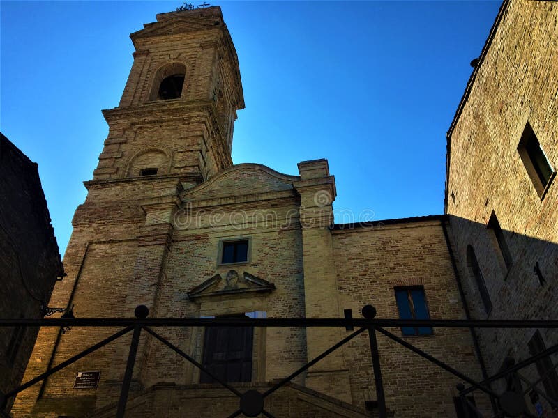 Monterubbiano town, επαρχία Fermo, περιφέρεια Marche, Ιταλία Ιστορία, χρόνος και σκιές στοκ φωτογραφίες με δικαίωμα ελεύθερης χρήσης Monterubbiano town, επαρχία Fermo, περιφέρεια Marche, Ιταλία Ιστορία, χρόνος και σκιές στοκ φωτογραφίες με δικαίωμα ελεύθερης χρήσης