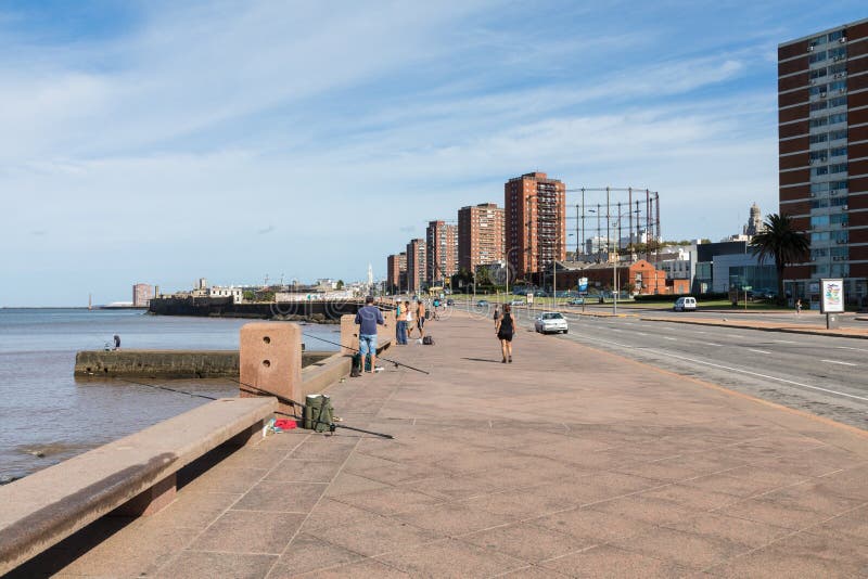 MONTEVIDEO URUGUAY - FEBRUARI 03, 2018: Folk som fiskar på boulen royaltyfria foton MONTEVIDEO URUGUAY - FEBRUARI 03, 2018: Folk som fiskar på boulen royaltyfria foton