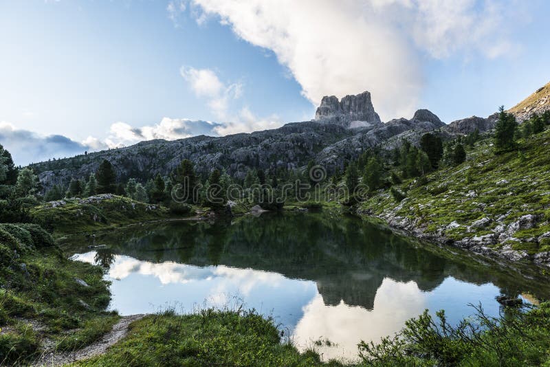 Montez Averau reflété dans le lac Limedes au lever de soleil, ciel bleu avec des nuages, dolomites, Vénétie, Italie photo stock Montez Averau reflété dans le lac Limedes au lever de soleil, ciel bleu avec des nuages, dolomites, Vénétie, Italie photo stock