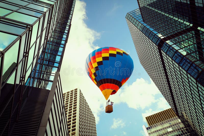 Montez en ballon voler au-dessus du bâtiment moderne de tour en ville de Hong Kong vers le bas photos stock Montez en ballon voler au-dessus du bâtiment moderne de tour en ville de Hong Kong vers le bas photos stock