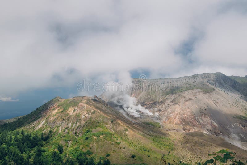 Montez Usu, volcan actif aux sud du lac Toya, Hokkaido, j photos stock Montez Usu, volcan actif aux sud du lac Toya, Hokkaido, j photos stock