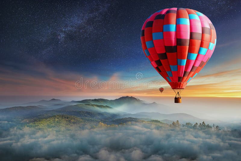 Montgolfières colorées volant au-dessus de la montagne avec avec le sta