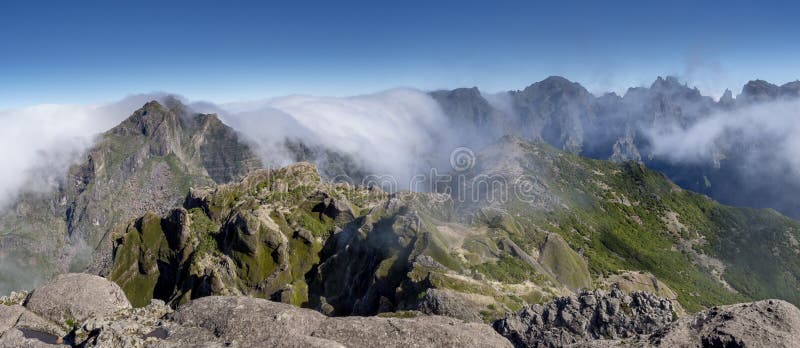 Monti di Madeira in nuvole