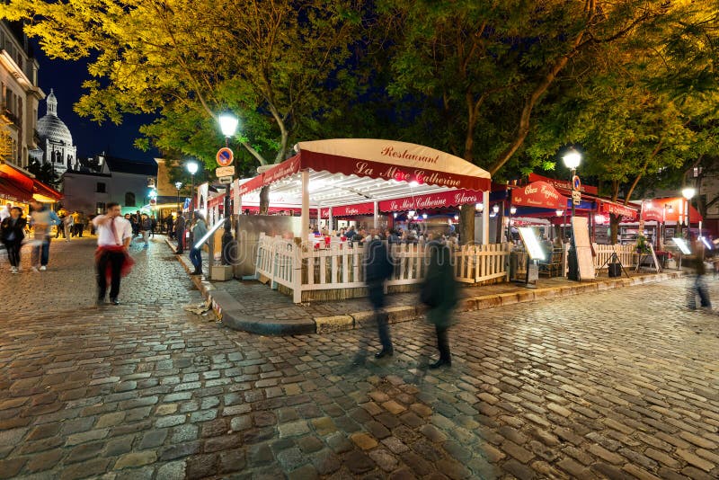 Montmartre Bis Zum Nacht Andenken Paris Redaktionelles Stockfoto - Bild