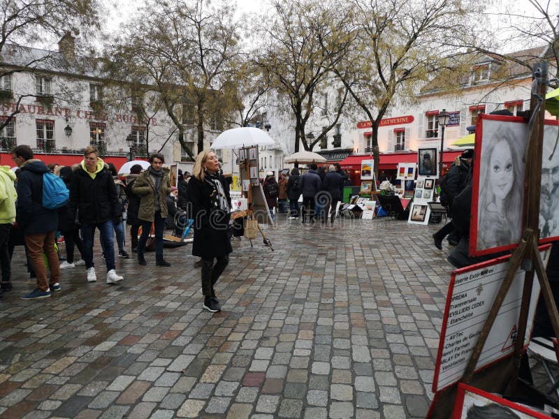 Montmartre, Paris, França - 20 de janeiro - 2019: Lojas no distrito velho de Lyon Lyon, France imagem de stock Montmartre, Paris, França - 20 de janeiro - 2019: Lojas no distrito velho de Lyon Lyon, France imagem de stock