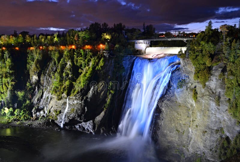 Montmorency ha illuminato le cascate variopinte dallo sguardo inferiore fotografia stock libera da diritti Montmorency ha illuminato le cascate variopinte dallo sguardo inferiore fotografia stock libera da diritti