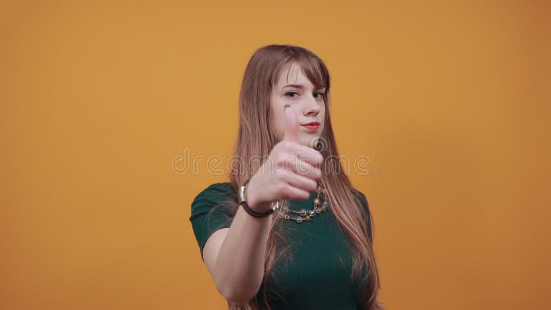 Montrant pouces comme le signe positif de quelque chose de bon geste produit de doigt clips vidéos