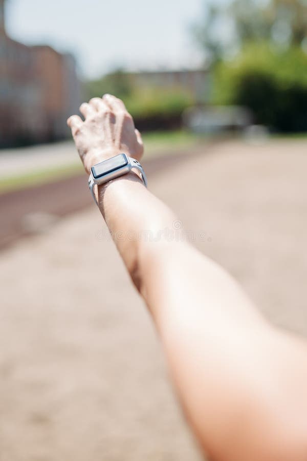 Montre intelligente sur la santé futée sportive de montre de poignet de fille, la fréquence cardiaque et la grosse surveillance d image stock Montre intelligente sur la santé futée sportive de montre de poignet de fille, la fréquence cardiaque et la grosse surveillance d image stock