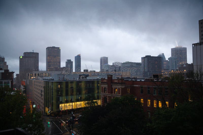 Montreal de stad in bij regen royalty-vrije stock fotografie Montreal de stad in bij regen royalty-vrije stock fotografie