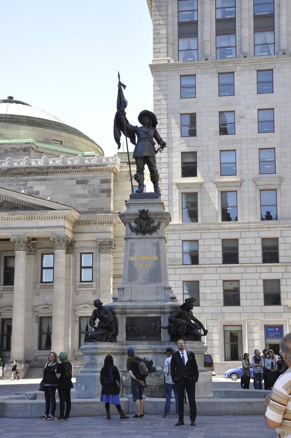 Montreal am 26. Juni: Monument von Maisonneuve von Platz D ` Armes von Vieux Montreal in Kanada lizenzfreies stockfoto Montreal am 26. Juni: Monument von Maisonneuve von Platz D ` Armes von Vieux Montreal in Kanada lizenzfreies stockfoto