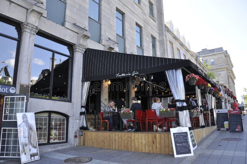 Montreal, am 26. Juni: Terrassen-Restaurant vom Platz Jacques Cartier in der Mitte Ville von Montreal in Kanada stockfoto Montreal, am 26. Juni: Terrassen-Restaurant vom Platz Jacques Cartier in der Mitte Ville von Montreal in Kanada stockfoto