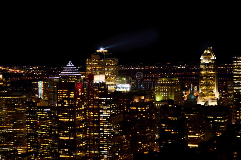 Montreal linia horyzontu przy nocą w Quebec zdjęcia stock Montreal linia horyzontu przy nocą w Quebec zdjęcia stock