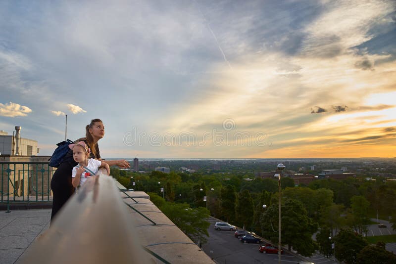 Montreal, Quebec, Canada, 6 September, 2018: Zonsondergang over de retorica van Saint Joseph op Onderstel Koninklijk in Montreal, royalty-vrije stock foto's Montreal, Quebec, Canada, 6 September, 2018: Zonsondergang over de retorica van Saint Joseph op Onderstel Koninklijk in Montreal, royalty-vrije stock foto's