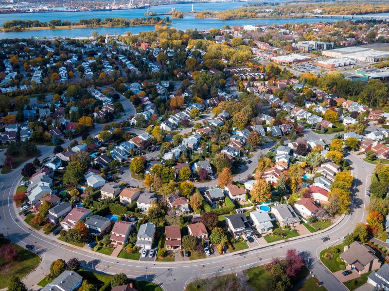 Montreal, Quebec, Canadá, Vista aérea de casas em bairro residencial na estação do outono imagens de stock royalty free Montreal, Quebec, Canadá, Vista aérea de casas em bairro residencial na estação do outono imagens de stock royalty free