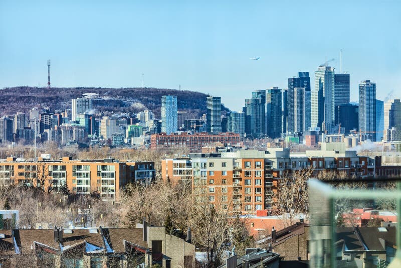 Montreal w centrum skyline zimą z mt królewską górą. podróż w mieście quebec canada