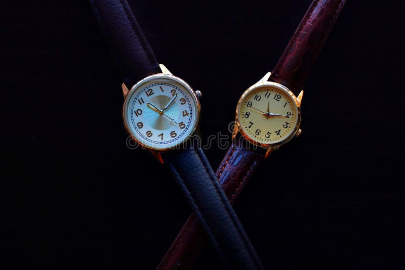Montres d'or et de quartz avec le bracelet en cuir sur un fond noir image stock Montres d'or et de quartz avec le bracelet en cuir sur un fond noir image stock