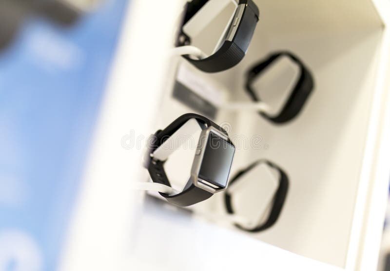 Montres et instruments intelligents sur l'affichage dans un environnement au détail dedans image stock Montres et instruments intelligents sur l'affichage dans un environnement au détail dedans image stock