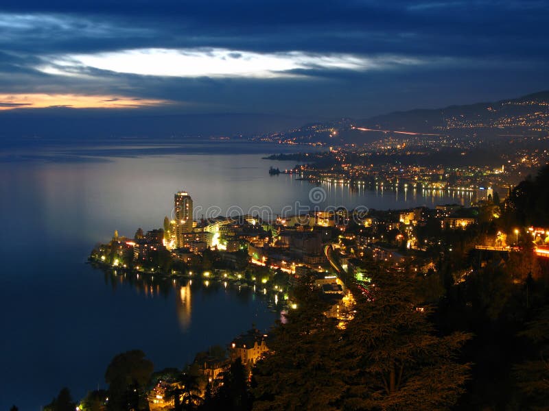 Montreux en la noche, Suiza foto de archivo Montreux en la noche, Suiza foto de archivo