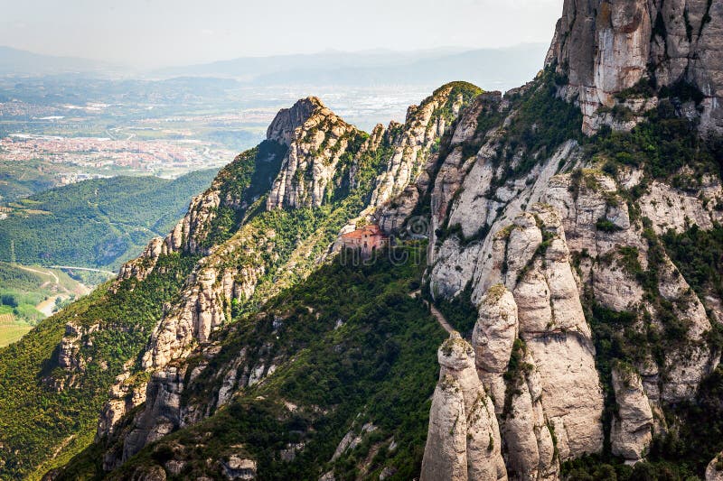 Montserat vaggar med den lilla abbotskloster nära Barcelona, Catalonia, Spanien arkivbild Montserat vaggar med den lilla abbotskloster nära Barcelona, Catalonia, Spanien arkivbild