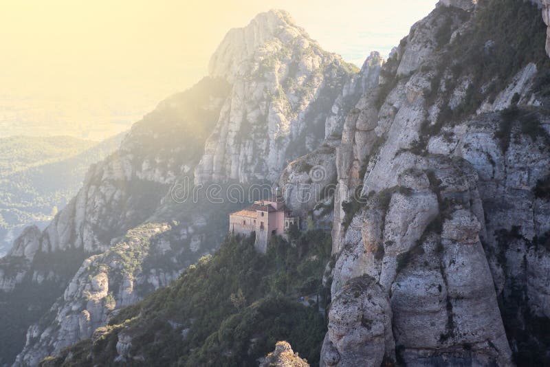Montserrat-Grünberge nahe der Montserrat-Abtei, Katalonien, Spanien Haus auf Felsen stockfotografie Montserrat-Grünberge nahe der Montserrat-Abtei, Katalonien, Spanien Haus auf Felsen stockfotografie