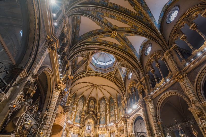 MONTSERRAT, SPAGNA - 20 FEBBRAIO 2019: Interno della basilica di Montserrat Monastery nell'abbazia di Santa Maria de fotografia stock libera da diritti MONTSERRAT, SPAGNA - 20 FEBBRAIO 2019: Interno della basilica di Montserrat Monastery nell'abbazia di Santa Maria de fotografia stock libera da diritti