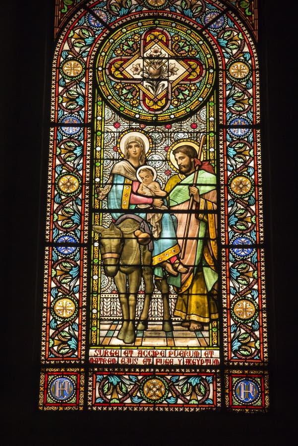 Montserrat, Spagna, 23 giugno 2019: Una finestra di vetro macchiata nel monastero benedettino di Montserrat in Spagna che mostra fotografia stock Montserrat, Spagna, 23 giugno 2019: Una finestra di vetro macchiata nel monastero benedettino di Montserrat in Spagna che mostra fotografia stock