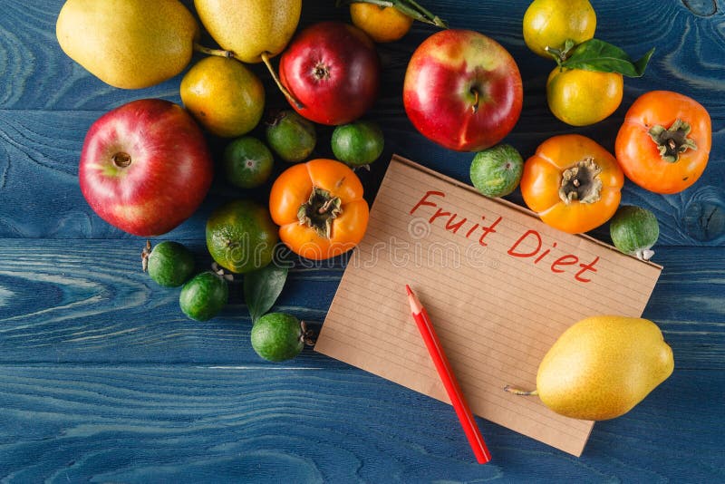 Montón de frutas y verduras frescas en fondo de madera imagen de archivo Montón de frutas y verduras frescas en fondo de madera imagen de archivo
