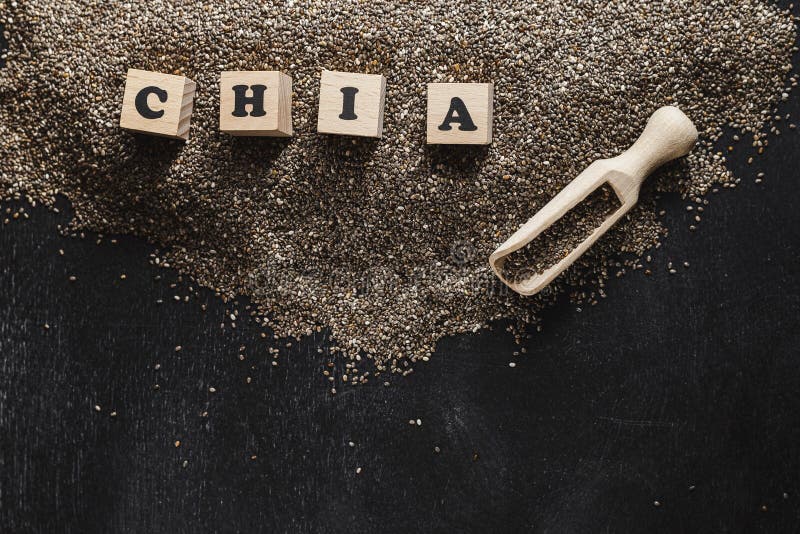 Montón de las semillas del chia sobre fondo oscuro fotografía de archivo libre de regalías Montón de las semillas del chia sobre fondo oscuro fotografía de archivo libre de regalías