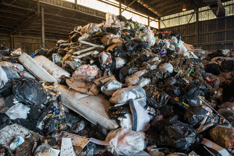 Montón grande de la basura dentro de una planta inútil fotos de archivo libres de regalías Montón grande de la basura dentro de una planta inútil fotos de archivo libres de regalías