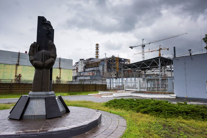 Monument aan de vereffenaars van Tchernobyl met vierde reactor op de achtergrond royalty-vrije stock foto Monument aan de vereffenaars van Tchernobyl met vierde reactor op de achtergrond royalty-vrije stock foto