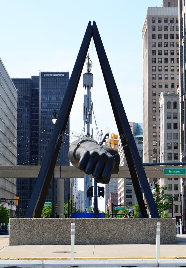 Monument aan Joe Louis en Detroit ` s Hart Plaza royalty-vrije stock afbeeldingen Monument aan Joe Louis en Detroit ` s Hart Plaza royalty-vrije stock afbeeldingen