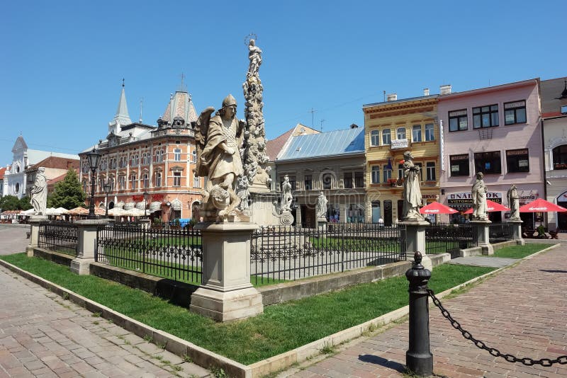 Monument auf zentralem Platz in Kosice stockfotos