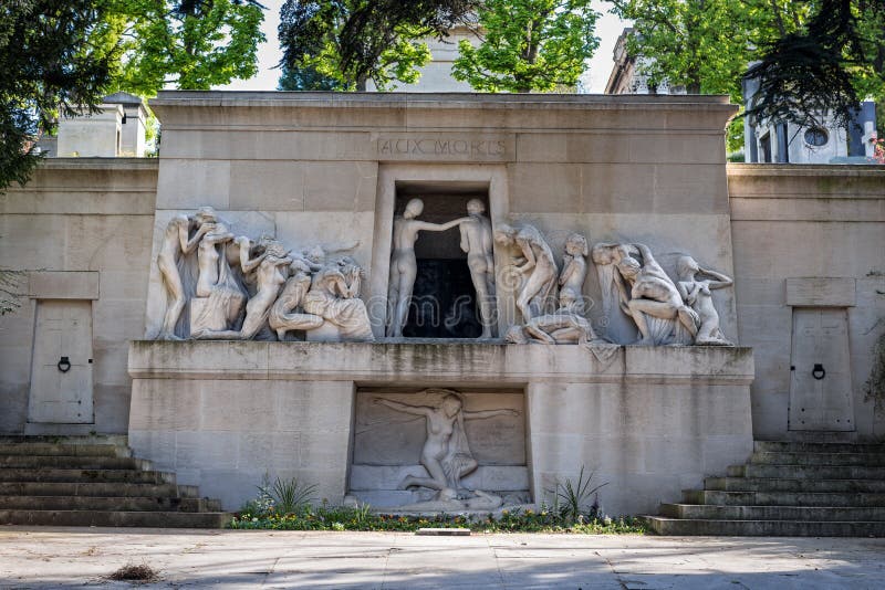 payment metallic idea Monument Aux Morts at Pere Lachaise Cemetery in Paris Editorial Stock Image  - Image of europe, exterior: 101000654