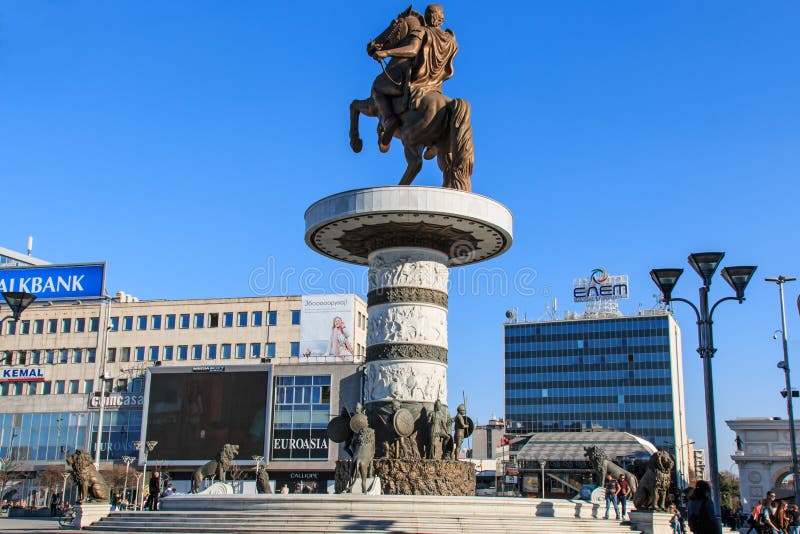 Monument av Alexander The Great i Skopjes huvudsakliga fyrkant med att förbigå för folk royaltyfri fotografi Monument av Alexander The Great i Skopjes huvudsakliga fyrkant med att förbigå för folk royaltyfri fotografi