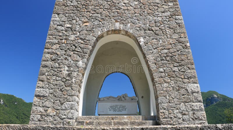 Monument d'ossuaire de Sant “Anna di Stazzema Mémorial du massacre nazi du 12 août 1944 images stock Monument d'ossuaire de Sant “Anna di Stazzema Mémorial du massacre nazi du 12 août 1944 images stock