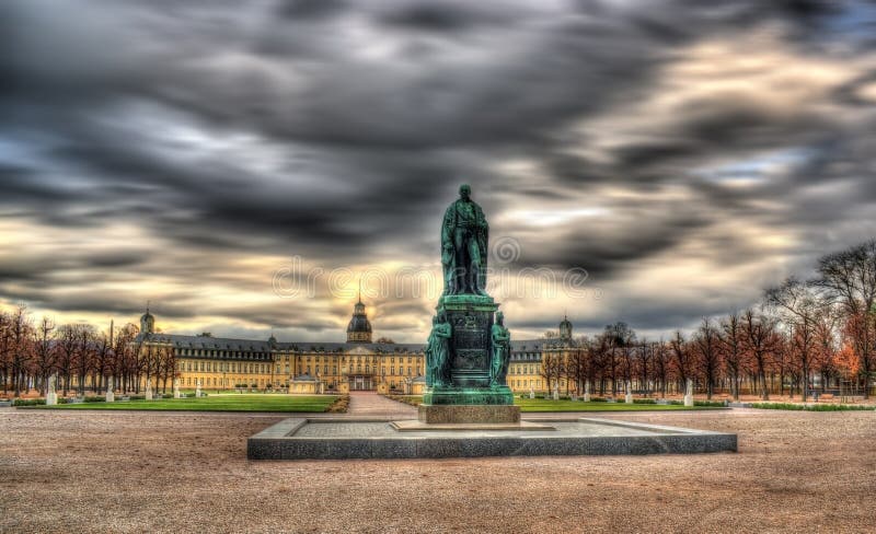 Monument de palais de Karl Friedrich von Baden et de Karlsruhe photos libres de droits Monument de palais de Karl Friedrich von Baden et de Karlsruhe photos libres de droits