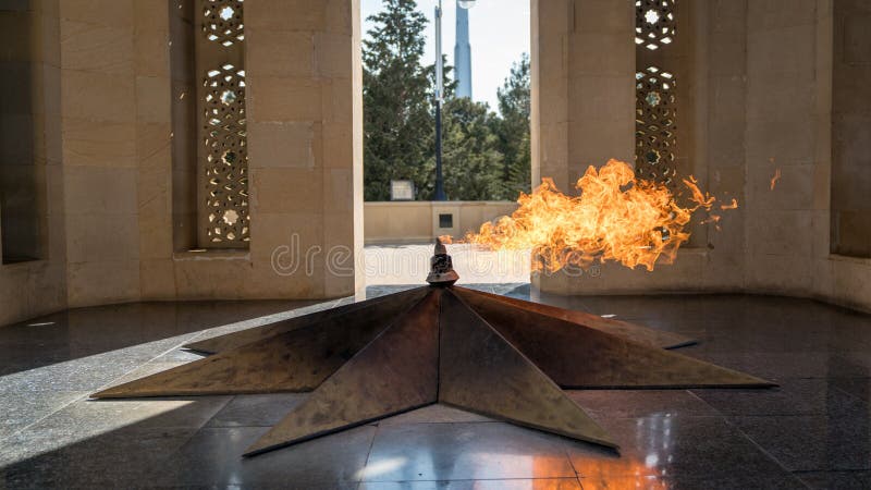Monument de Shahidlar ou monument éternel de flamme à Bakou, Azerbaïdjan images libres de droits Monument de Shahidlar ou monument éternel de flamme à Bakou, Azerbaïdjan images libres de droits
