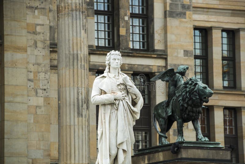 Pomník Friedrich Schiller na náměstí Gendarmenmarkt v Berlíně.