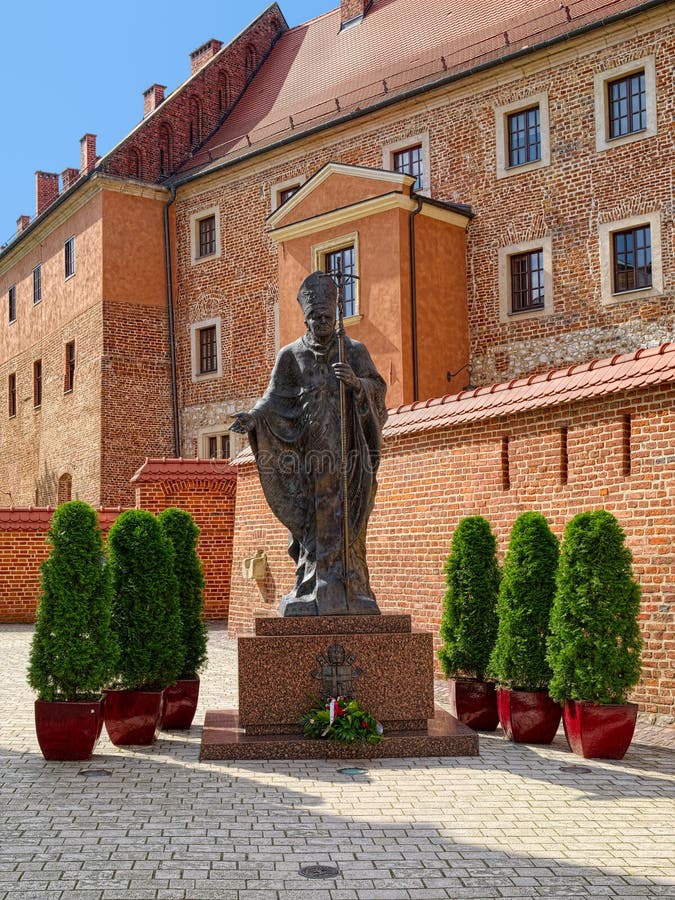Monument för påve John Paul II på den Wawel slotten, Krakow, Polen royaltyfri bild Monument för påve John Paul II på den Wawel slotten, Krakow, Polen royaltyfri bild