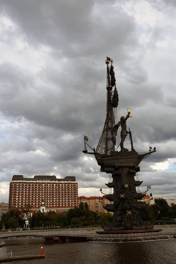 Monument in herdenking van de 300ste verjaardag van de Russische Marine royalty-vrije stock foto Monument in herdenking van de 300ste verjaardag van de Russische Marine royalty-vrije stock foto