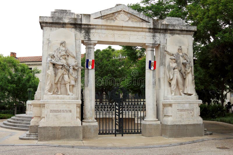 Monument Morts aux., Nîmes, France photographie stock libre de droits Monument Morts aux., Nîmes, France photographie stock libre de droits