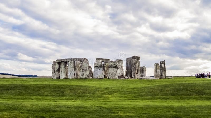 Monument préhistorique de Stonehenge, herbe verte, nuages, vue panoramique - WILTSHIRE, Salisbury, Angleterre image stock Monument préhistorique de Stonehenge, herbe verte, nuages, vue panoramique - WILTSHIRE, Salisbury, Angleterre image stock