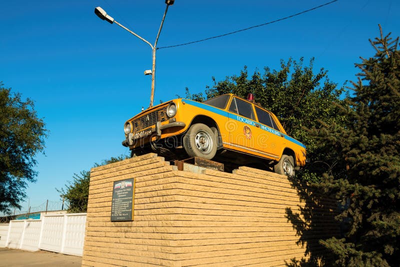 Monument - retro bil för den ryska polisen