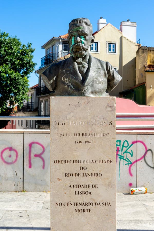 Monument som representerar den braziliska författaren machado de assis som vandaliserats med färg i staden lisbon. arkivfoto
