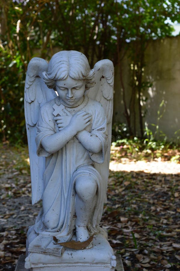 Monument sous forme d'ange photo libre de droits Monument sous forme d'ange photo libre de droits